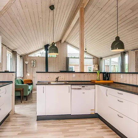 10 Person In Ansager